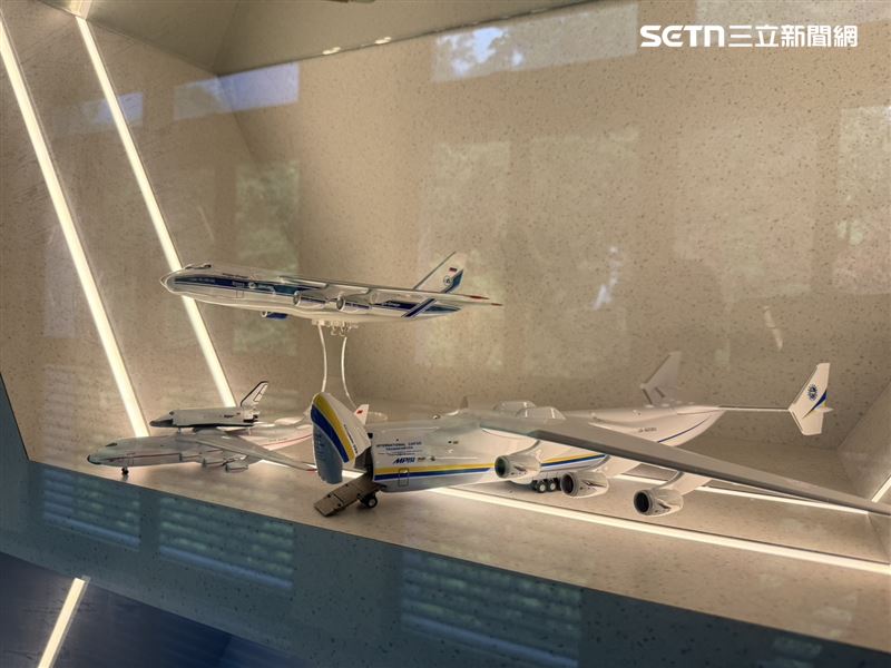 全球最大運輸機安托諾夫AN-225「夢想號（Mriya）」模型，盧衍良表示，這架全球唯一的巨型運輸機，在俄烏戰爭期間遭到摧毀。（圖／記者李育道攝影）