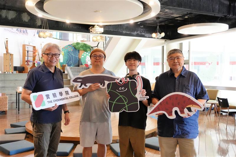 政大「校學士」首位畢業生王興皓(右二)與X實驗學院師長合照。(圖/政治大學提供)