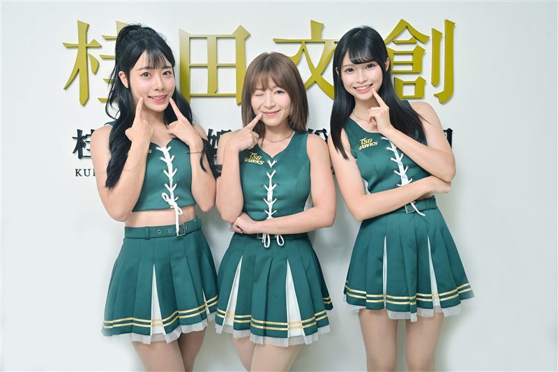 台鋼Wing Stars 啦啦隊員千千(左起) 、會晴、NINA。(圖/ofiii歐飛影音平台提供)