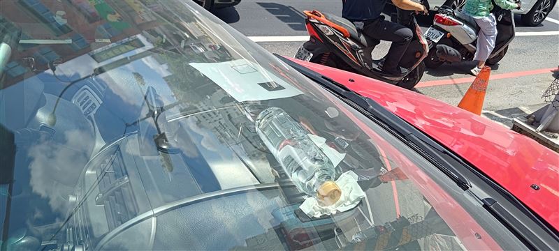 彰化縣消防局實測,炎熱氣溫加上寶特瓶的聚光效應,車內氣溫一下子就飆到88度高溫。(圖/翻攝畫面)