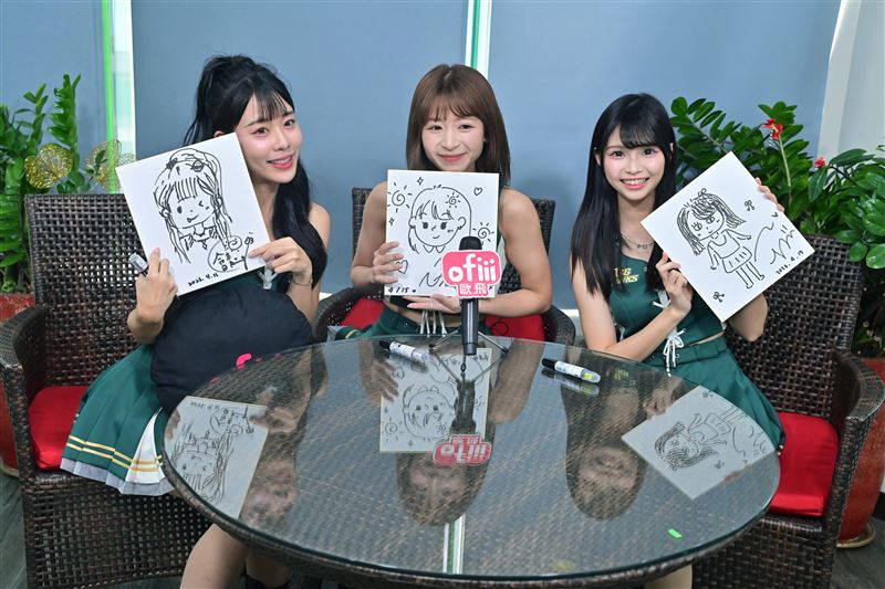 千千(左起) 、會晴、NINA三人三種不同風格隨筆畫作。(圖/ofiii歐飛影音平台提供)
