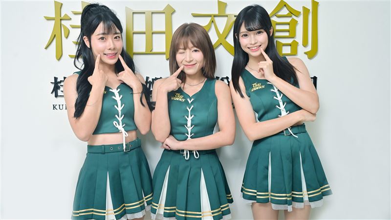 啦啦隊女神糗事公開!隱眼、應援棒噴飛