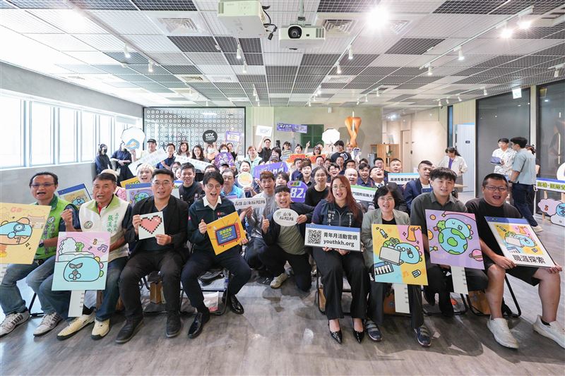 青年局長林楷軒（前排左四）與民意代表、青年團體及各計畫青年代表共同響應「高雄國際青年月」，攜手打造青年交流、學習與實踐的平台。（圖／高雄市青年局提供）