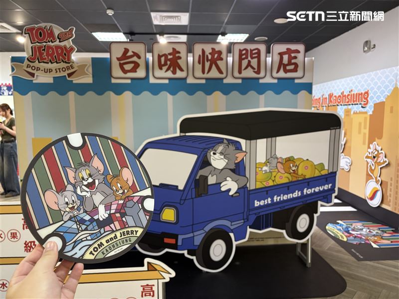 《湯姆貓與傑利鼠》進駐高捷美麗島站,結合台味街景推限定周邊。(圖/翻攝畫面)