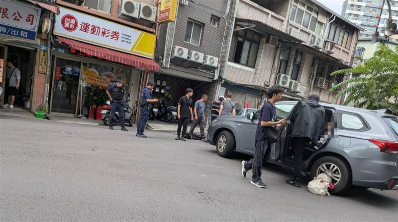 警方將車手拖下車壓制逮捕。(圖/記者莊淇鈞攝影)