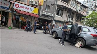 獨／車手遭圍捕竟開車衝撞　警逮人畫面曝