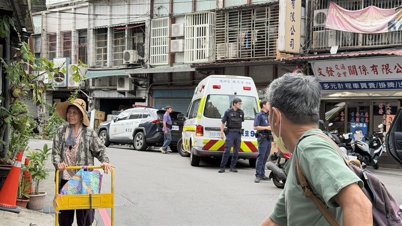 消防隊獲報到場準備將受傷警送醫。(圖/記者莊淇鈞攝影)
