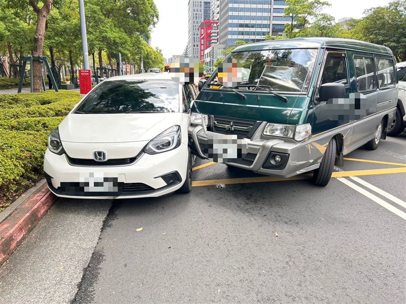 台北市信義區松高路今(16日)上午一輛廂型車從停車場駛出,撞到直行的小客車。(圖/翻攝畫面)