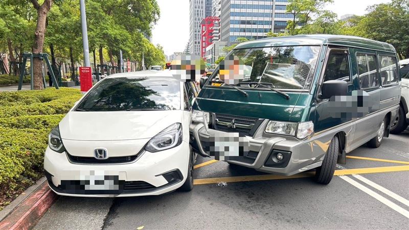 廂型車開出停車場秒撞!網傻眼:怎開的?