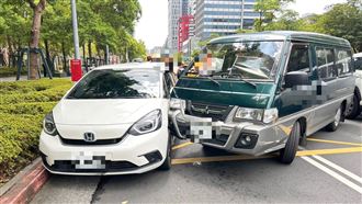 廂型車開出停車場秒撞！網傻眼：怎開的？