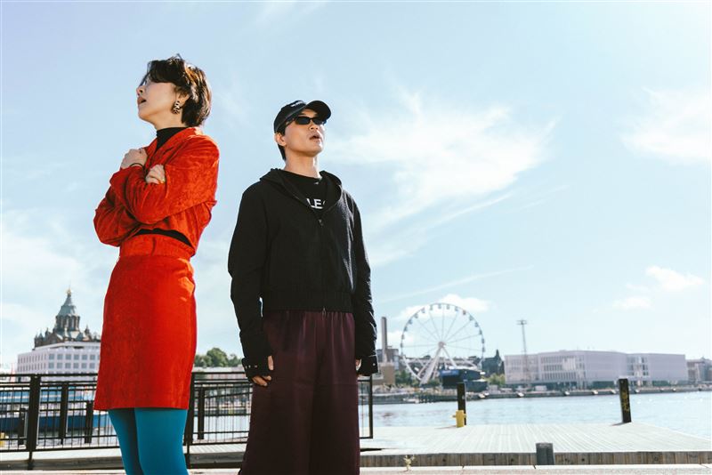 把北歐拍成卡拉OK!文總攜美秀集團、百合花遠征芬蘭 陪沈團化身復古伴唱帶女郎。(圖/文總提供)