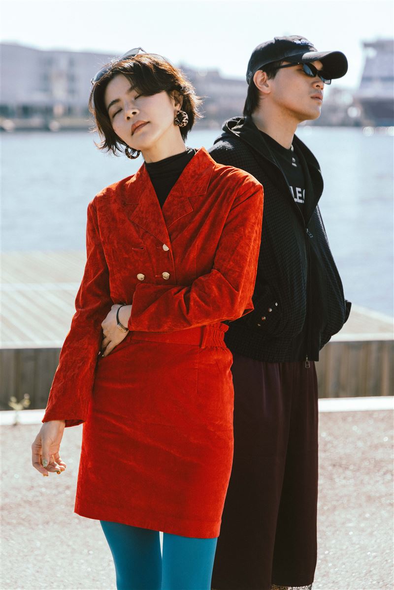 美食YouTuber陪沈團靈魂人物沈化身伴唱帶女郎,重現台灣人熟悉的MV經典畫面。(圖/文總提供)