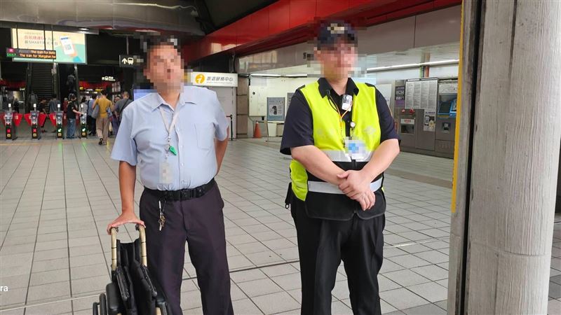 網友未依規定,攜帶寵物試圖進入捷運劍潭站,遭站務人員攔阻後,氣得發文公審反遭炎上。(圖/翻攝自Threads @chen.p.kun帳號)