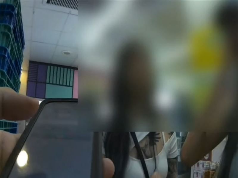 長髮妹子在超商被醉男搭訕,拒絕後反遭對方攻擊。(圖/翻攝畫面)