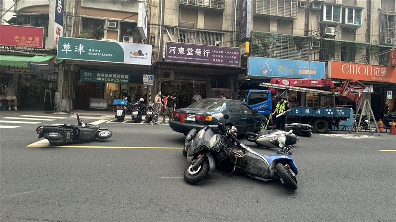 許翁開車失控在土城學府路一段失控連撞6車。(圖/翻攝畫面)