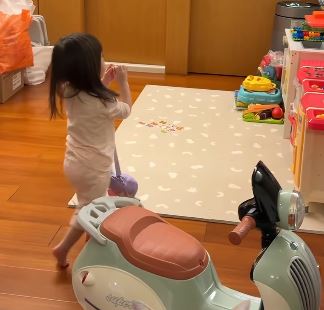 熊熊表示,女兒大概1歲半開始就只穿長褲出門。(圖/翻攝自IG @bearmars2023214)