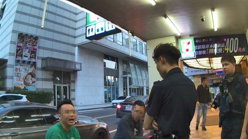 醉男出手後反遭長髮妹呼巴掌。(圖/翻攝畫面)