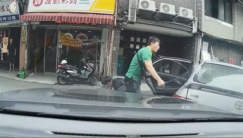 警方破窗。(圖/翻攝畫面)