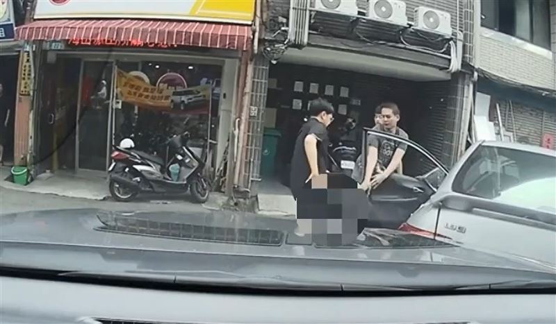 警方將車手拉下車逮捕。(圖/翻攝畫面)