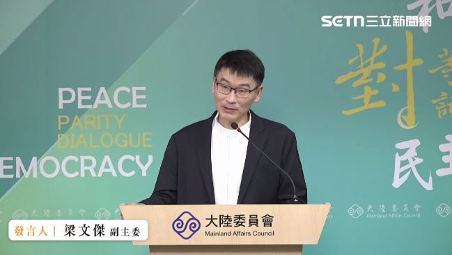 台灣公務員赴中風險攀升,陸委會證實今年六月有兩名現職與退休警員赴福建旅遊時,遭中共國安人員闖入民宿強行帶走,並針對關鍵基礎設施機密進行隔離訊問,更威脅返台後不得通報。(圖/翻攝畫面)