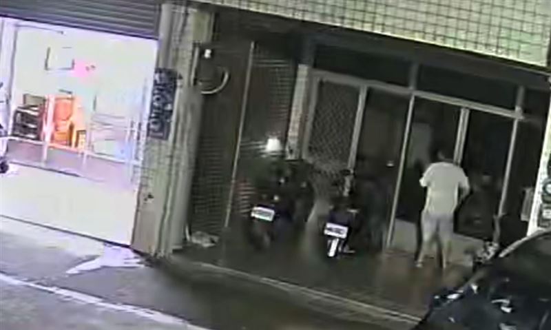 男子趁假日學生都返家,趁機闖空門行竊。(圖/翻攝畫面)