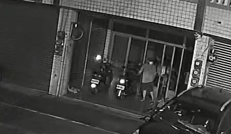 竊賊隔天凌晨再度闖空門,半個多小時後偷走了碩士生6千多元的積蓄。(圖/翻攝畫面)
