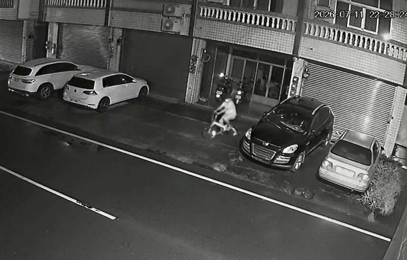 碩士生書桌上的存錢筒被竊賊偷走,損失約6千元。(圖/翻攝畫面)