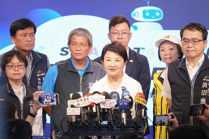 中聯油品案，媒體報導行政院質疑台中市府搶快公布問題油品流向；台中市長盧秀燕（前中）16日接受媒體聯訪時表示，中市府秉持一向的食安態度「查到哪裡，公布到哪裡」，讓市民、國人了解相關的流向。（台中市府提供）