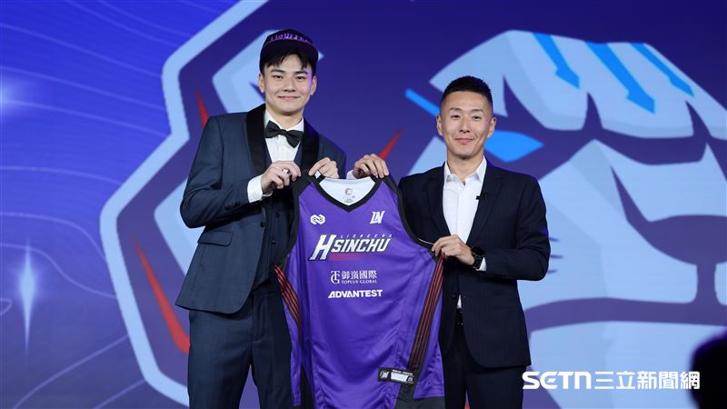 TPBL2026年選秀會,新竹御嵿攻城獅首輪選進傅友,和總經理張樹人合影。(圖/記者劉彥池攝影)