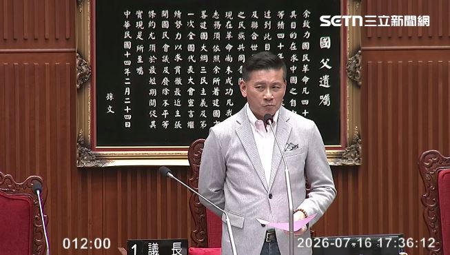 台北市議長戴錫欽露出尷尬表情。(圖/翻攝畫面)