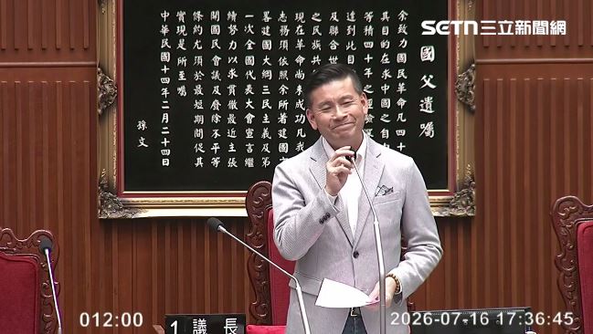 台北市議長戴錫欽露出尷尬表情。(圖/翻攝畫面)