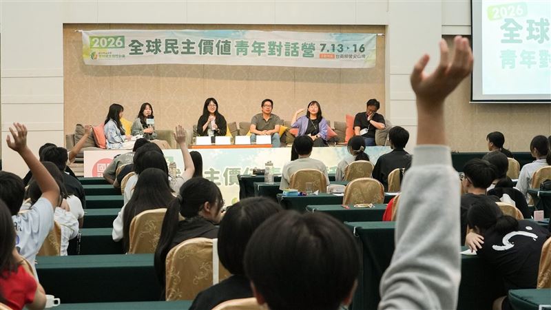國立中山大學社會科學院舉辦「2026全球民主價值青年對話營」，邀集外交、兩岸事務及公民教育領域專家，與高中生討論民主治理、外交事務等議題。（圖／台電提供）
