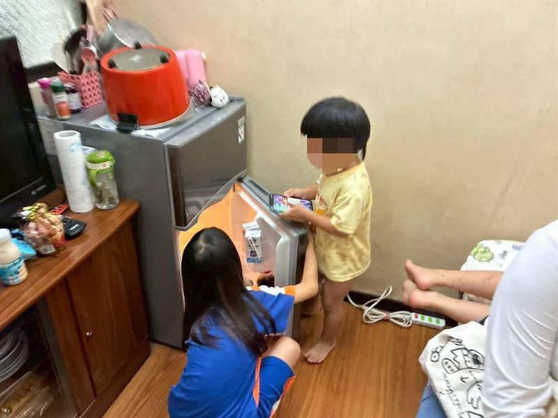9歲孝女大義滅親!助母斷開家暴外遇父。淚喊:媽你早該帶我們走。驚醒母親決定離婚。(圖/翻攝自《愛的延續》公益協會臉書)