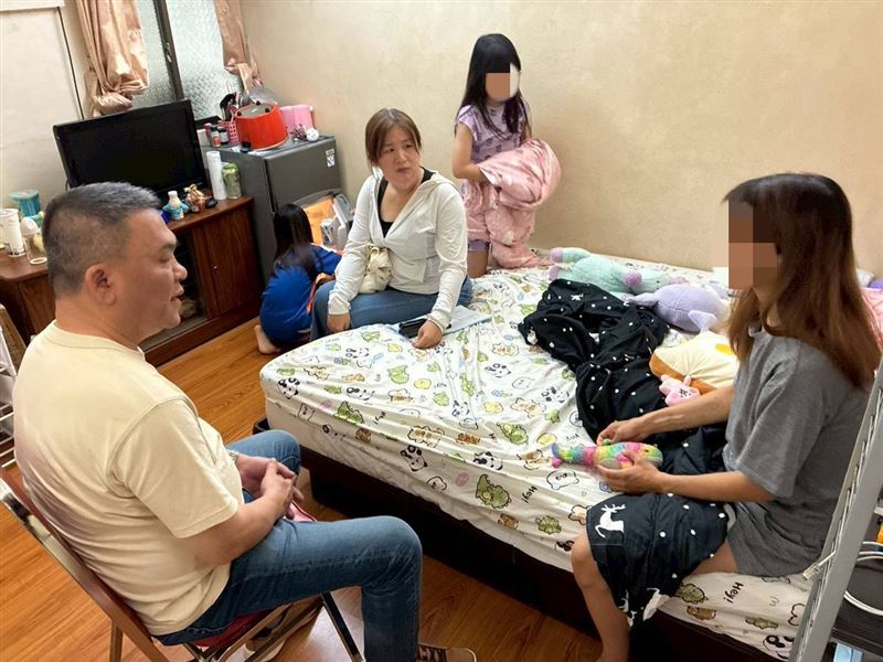 9歲孝女大義滅親!助母斷開家暴外遇父。淚喊:媽你早該帶我們走。驚醒母親決定離婚。(圖/翻攝自《愛的延續》公益協會臉書)