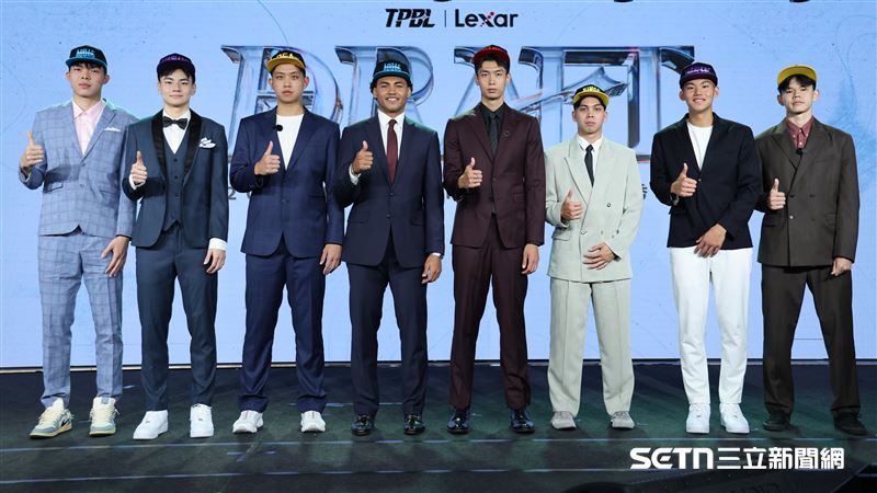 TPBL2026年選秀會,所有獲選新秀陳廷霖(左起)、傅友、郭嘉安、賀丹、吳志鍇、潘偉傑、張庭瑋、馬友程合影。(圖/記者劉彥池攝影)