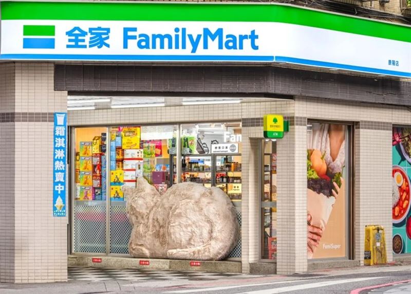 中聯油脂沙拉油含致癌物苯駢芘超標案持續延燒,全家便利商店退款範圍增桂冠沙拉、黑胡椒蒜味雞柳條及義式經典嫩雞胸等,連同7月13日公告6項商品,符合退款條件商品增至9項。(圖/全家便利商店提供)