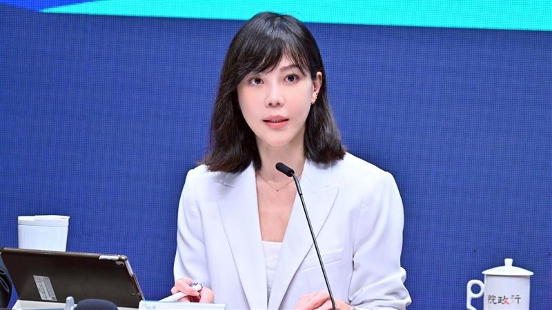 面對外界對於產業外移的疑慮,行政院發言人李慧芝強調,會全力協助台積電在台灣的擴廠與基礎建設,落實「確保三個優先、維持台灣領先」的政策方向。(圖/行政院提供)
