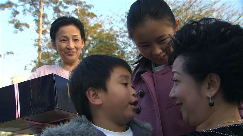 Elkie與薛家燕劇中上演溫馨祖孫情,戲外好感情延續至今。(圖/年代提供)