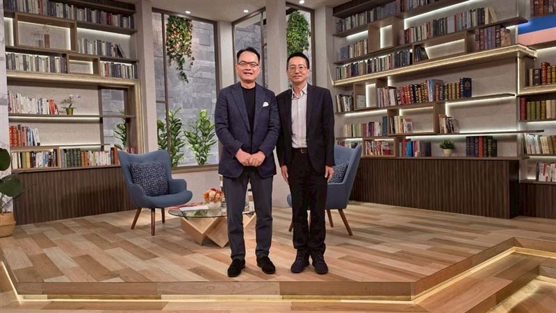 羅一鈞署長受邀上《話時代人物》分享人生歷程,透露原本想讀文組,因父親建議踏上醫學路;48歲仍單身的他,也談及理想伴侶與擇偶條件。(圖/話時代人物提供)