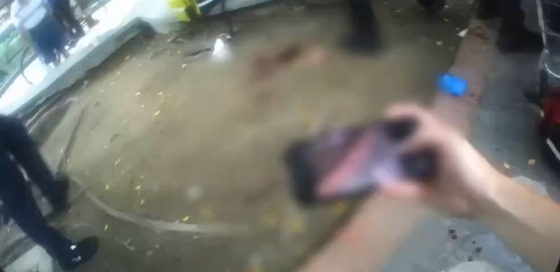 警方趕抵現場將傷者送醫。（圖／翻攝畫面）