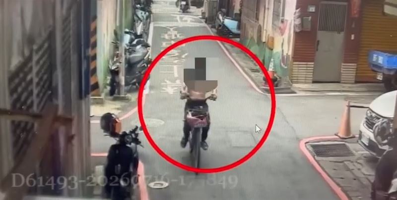 監視器拍下何男身影。（圖／翻攝畫面）