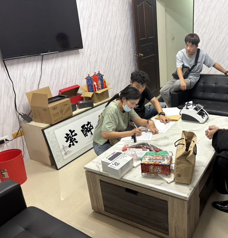 警方攻堅後在水房清點證物。(圖/翻攝畫面)