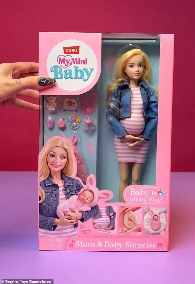 英國「生產芭比」直接「開腹取嬰」，引起爭議。（圖／翻攝Smyths Toys Superstores）