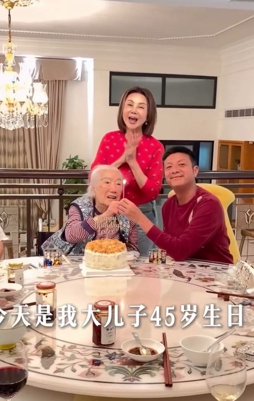 林余寶珠（左起）、謝玲玲、林孝賢三代同堂。（圖／翻攝自Ling Ling Hsieh臉書）