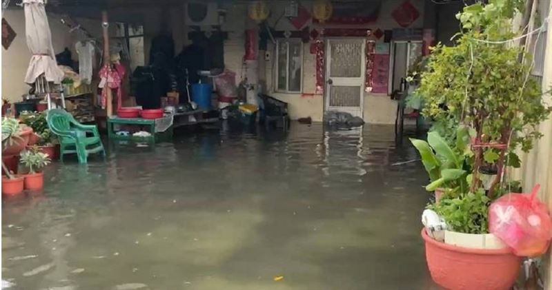 之前颱風外環氣流造成的風浪，加上大潮，屏東東港曾發生海水倒灌、淹入民宅的情況。（圖／報系資料照）