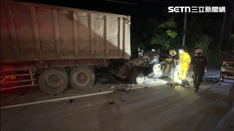 高雄市大樹區九大路深夜發生一起駭人死亡車禍。(圖/翻攝畫面)