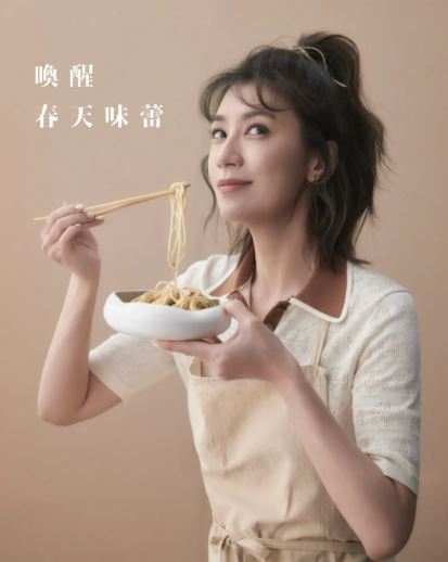 賈靜雯與弟弟衛斯理(賈子宸)共同經營的拌麵品牌也捲入毒油風暴。(圖/翻攝自IG)