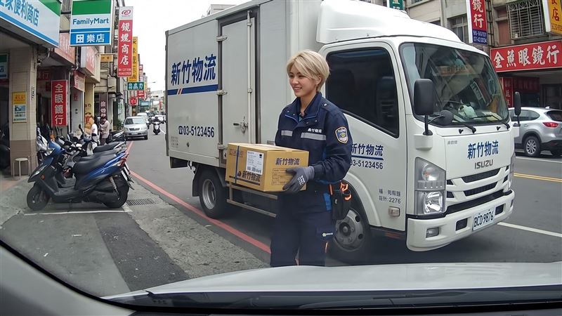 嘉義日前有駕駛目擊一名新竹物流女配送員,因外型亮麗,被網友行車紀錄拍下。(示意圖/AI生成)