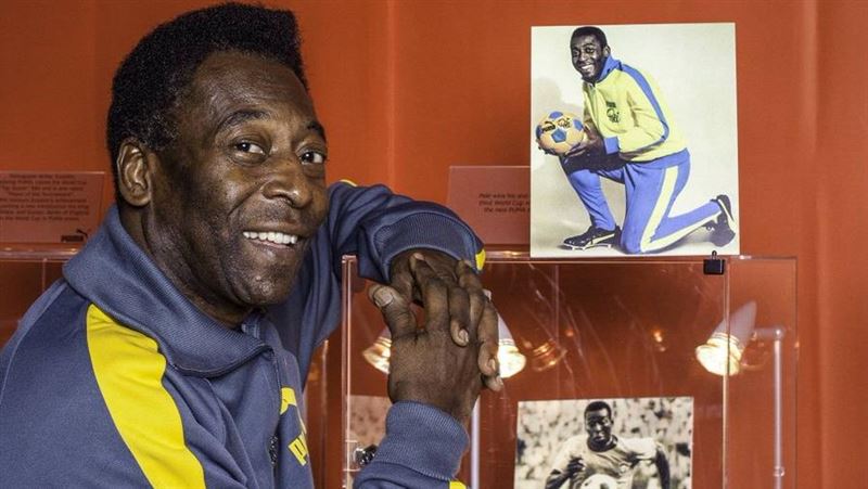 球王比利(Pelé)於1958年世界盃決賽率領巴西隊奪冠時所穿著的傳奇球衣,週四在蘇富比拍賣會上以488萬美元(約合1億5900萬元台幣)天價成交,刷新了比利個人收藏品的拍賣紀錄。(圖/翻攝自X平台 @lequipe)