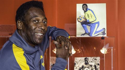 球王比利（Pelé）於1958年世界盃決賽率領巴西隊奪冠時所穿著的傳奇球衣，週四在蘇富比拍賣會上以488萬美元（約合1億5900萬元台幣）天價成交，刷新了比利個人收藏品的拍賣紀錄。（圖／翻攝自X平台 @lequipe）